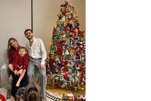 Bernardo Silva com a família junto à árvore de Natal