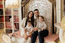 Retrato de família em ambiente natalício com decoração temática