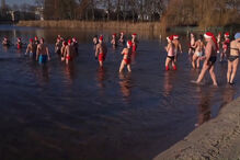 Nadadores enfrentam águas geladas de Berlim no dia de Natal