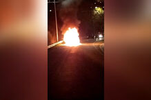 Carro consumido pelas chamas em Arraiolos