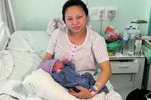 Mãe com recém-nascido no hospital durante a época de Natal