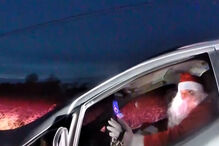 Será que estava atrasado para entregar uma prenda? Pai Natal apanhado em excesso de velocidade nos EUA 