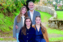 Família real espanhola posa em ambiente natural