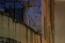 Carro despista-se e arranca gradeamento de calçada no Cais do Sodré. Estragos atingiram esplanada e feriram duas pessoas