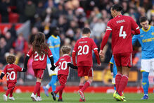 O momento em que os filhos de Diogo Jota subiram ao relvado antes do Liverpool-Wolverhampton