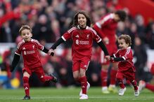 O momento em que os filhos de Diogo Jota subiram ao relvado antes do Liverpool-Wolverhampton