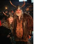 Duas pessoas fantasiadas de vikings posam sorrindo para a câmara