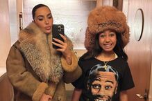 Kim Kardashian e uma amiga posam juntas num espelho