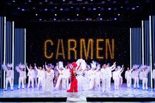 Elenco reunido no palco para apresentação de 