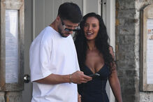 Rúben Dias e Maya Jama vistos juntos; o jogador adiciona tatuagem em russo