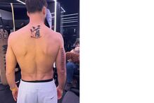 Rúben Dias exibe tatuagens: ideograma chinês e escrita em russo no braço