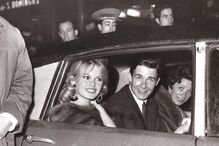 Brigitte Bardot num carro com um homem e uma mulher
