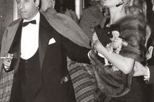 Brigitte Bardot surge num evento acompanhada, exibindo um visual elegante e sofisticado