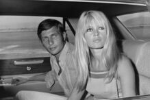 Brigitte Bardot e um homem num carro