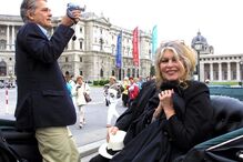 Brigitte Bardot filmada em carruagem em Viena, Áustria