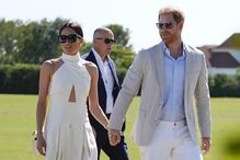 Harry e Meghan de mãos dadas, com óculos de sol, após notícia de saída de staff