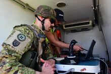 Militares operam drone numa base