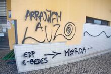 Edifício da Junta de Freguesia de Fernão Ferro vandalizado devido aos constantes cortes de luz