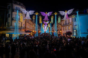 Viana do Castelo celebra o Natal com iluminação festiva e atrações na praça principal.
