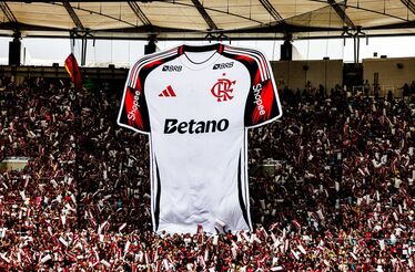 No Maracanã, os adeptos exibem com orgulho a camisola do Flamengo, com o logótipo da Betano em destaque