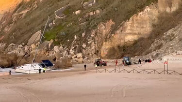 Veleiro com família holandesa a bordo naufraga na Nazaré