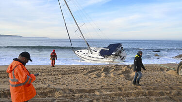 Casal culpa ataque de orcas para encalhar veleiro na praia da Nazaré