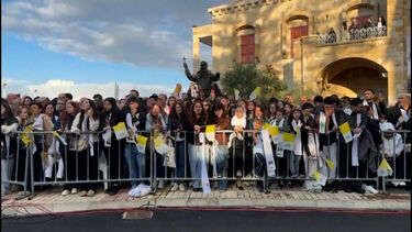 Peregrinos reúnem-se em frente a hospital que Papa Leão XIV vai visitar no Líbano  