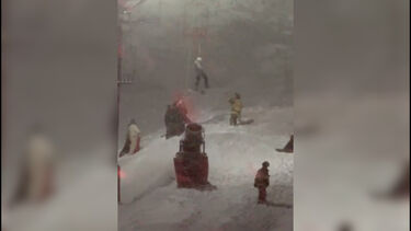 Falha de energia deixa esquiadores presos em teleférico de pista de esqui nos EUA 