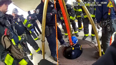 Homem é resgatado após cair num buraco de esgoto com nove metros de profundidade em Nova Iorque 