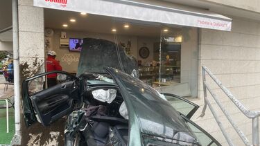 Despiste de carro contra pastelaria em Fafe provoca três feridos