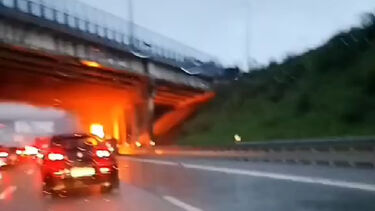 Carro a arder na A4, em Leça do Balio