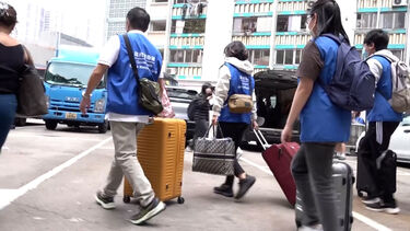 Moradores regressam ao único prédio que escapou ao incêndio que destruiu complexo residencial em Hong Kong   