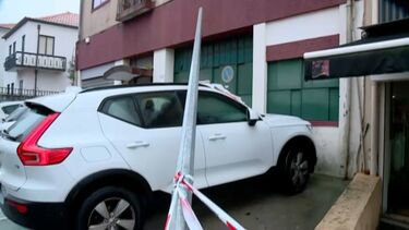 Poste derrubado em despiste cai sobre carro no Porto
