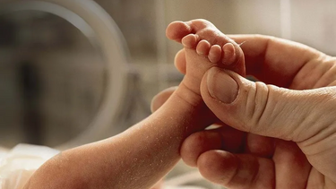 Bebé de 18 meses morre ao colo da mãe. Mulher adormeceu enquanto o amamentava