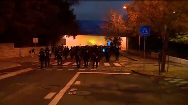 A chegada dos adeptos do Sporting ao Estádio da Luz. Forte dispositivo de segurança acompanhou o grupo