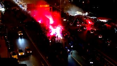 Multidão de adeptos recebe Benfica na chegada ao Estádio da Luz para o dérbi com o Sporting