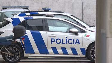 Mulher que deixou três menores sozinhos em casa admite que bebeu álcool em demasia e ficou a dormir no carro