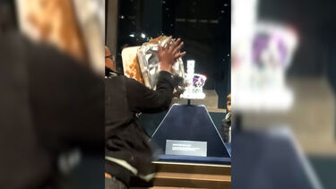 Imagens mostram manifestantes a vandalizar vitrine com joias da coroa britânica na Torre de Londres