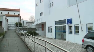 Mulher sequestrada, violada e agredida pelo ex-companheiro quando ia buscar os filhos a casa do homem. Suspeito em fuga