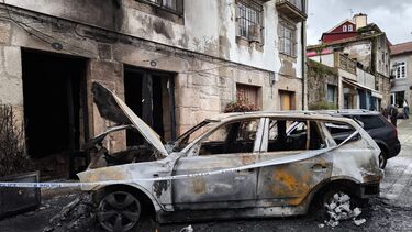 Carros consumidos pelas chamas em Ponte de Lima