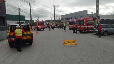 Duas mulheres e três homens feridos em colisão entre carro e carrinha em Oliveira de Azeméis
