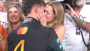 Lando Norris sagra-se campeão do mundo de Fórmula 1 e festeja com Margarida Corceiro