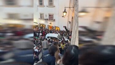 Carro tenta atravessar multidão dentro das muralhas do Castelo de Óbidos durante Vila de Natal e causa constrangimentos