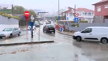 Rotunda das Seleções em Barcarena volta a alagar devido a chuva intensa  