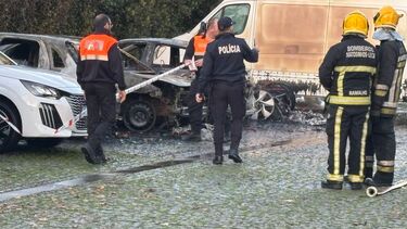 Quatro carros consumidos pelas chamas em parque de estacionamento de estação de metro em Matosinhos