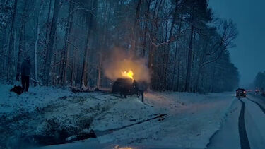 Condutor resgatado de carro em chamas durante tempestade de neve nos EUA 
