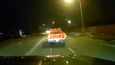 Polícia usa novo dispositivo “Grappler” para travar camião roubado em fuga nos EUA   