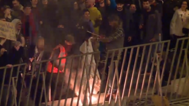 Manifestantes arremessam garrafas de vidro e queimam bandeira junto à Assembleia da República