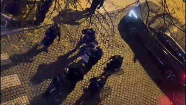 As imagens da detenção no Largo do Carmo de dois manifestantes contra a proposta do pacote laboral