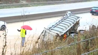 Camião despista-se e tomba na A22 em Loulé. Condutor ficou ferido